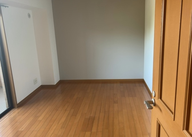 寝室でゆっくりと過ごすためにはベッド周りの適度な空間を担保することや窓の位置、照明の明るさ、寝室の広さなどを考える必要があります。自身や家族の構成とライフスタイルに併せて寝室にする部屋を選びましょう！