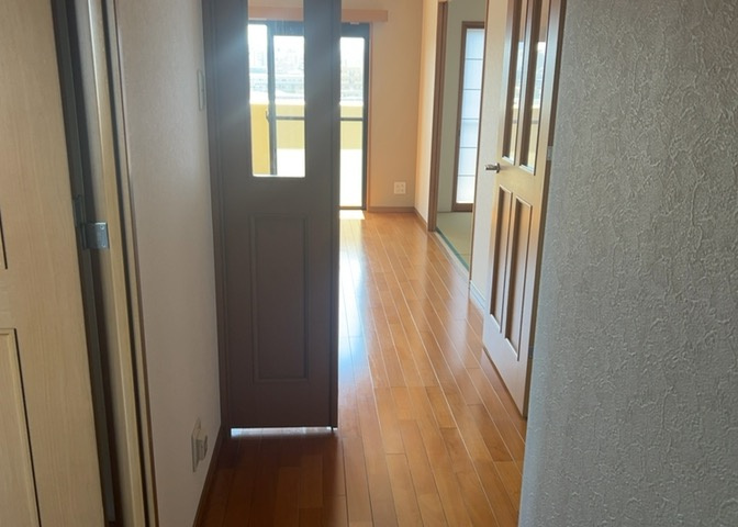 内装はとにかくおしゃれなものがいい！と選ぶ前に、まず住んだ後のことを想像してみましょう。住んでみたらコンセントの位置が悪くて使いにくいなど出てきます。事前にどの家電をどこに置くか想定しておきましょう。