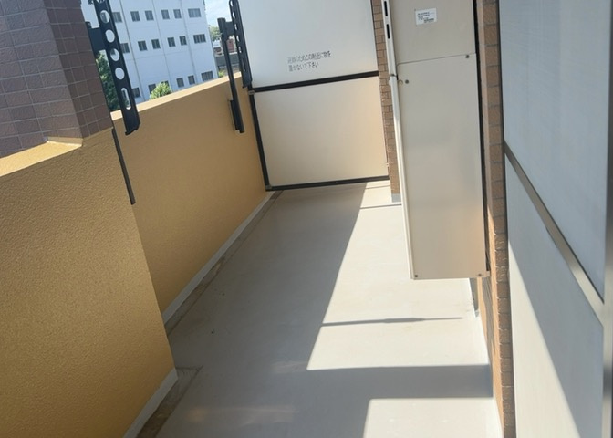 バルコニーは、室外の専用スペースのうち、「屋根がなく開放された空間」であるものを指します。ベランダより広いタイプのものが多く、日当たりもよいため家庭菜園などを楽しみたい人にとって適した環境となります。