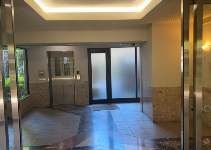 マンションのエントランスには、もともと風よけや防犯の役割がありますが、マンションによって宅配ボックスなどの設備が備わっている所もあります。日々の生活をイメージしながら生活しやすさをチェックしましょう。