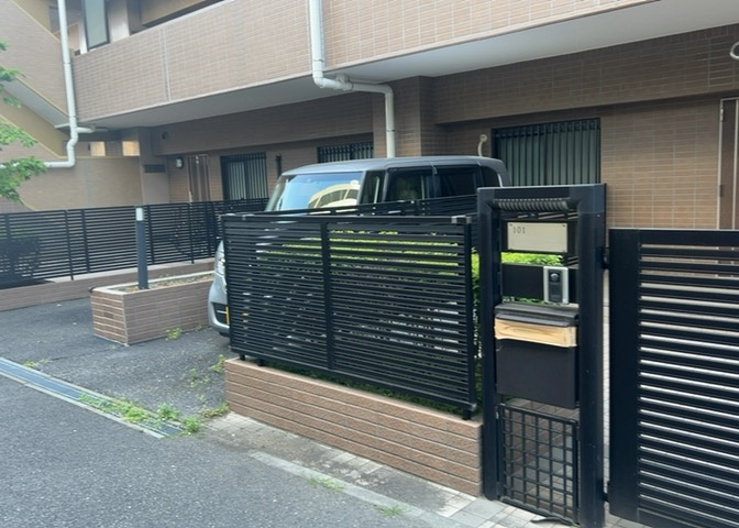 車一台あたりに必要なスペースは、標準サイズの普通自動車で横幅2m50cm、長さ5mは必要になります。ただし、乗降のことも考慮して横幅3m30cm、長さ5m50cmほどは確保できるところを選びましょう。
