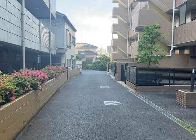 駐車場と明記されていても、最小スペースでつくられた駐車場だと大型車は駐車できなかったり、出入りしにくくなったりする可能性があります。お車のサイズと購入したい物件の駐車場のサイズを現地で確認しましょう。