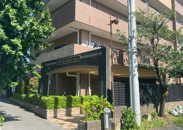 物件によっては、入居者が個人的に使用できる専用庭がついているものもあります。また、住宅の中にある土間の部分を庭と呼ぶこともあります。庭の用途は住む人によって変わり、それによってデザインもさまざまです。