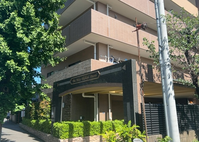 中庭（パティオ）とは、一つの建築物の内部に設けられた、壁などで囲われている庭のことを指します。コの字型、ロの字型が主流ですが、L字型の中庭もあります。最近では、インテリア性の高さからも人気があります。