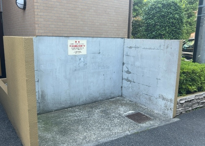 共有部分は、住民なら誰もが使える設備のこと。例えば駐車場やエレベーター、インターネット設備、セキュリティ設備などがあります。他にも、マンションの廊下・外部階段やエントランス・ゴミ置き場などがあります。