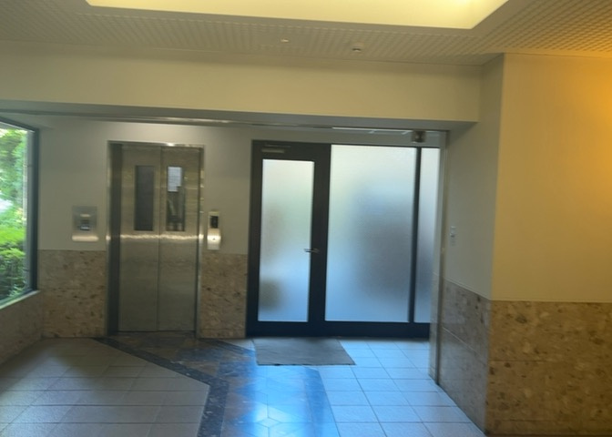 ラウンジは、マンションの共用スペースに椅子やテーブルなどを配置した利用者が寛げる空間です。屋内型ラウンジと屋外型ラウンジがあります。共用部分の管理状況と合わせて、詳細については現地でご確認ください。
