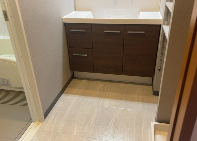 洗面脱衣所は「体を綺麗に整える場所」という目的と役割を持っています。そして便利で使い勝手のいい「体を綺麗に整える場所」にするためには、配置や動線、照明や収納計画をしっかりと検討しておく必要があります。
