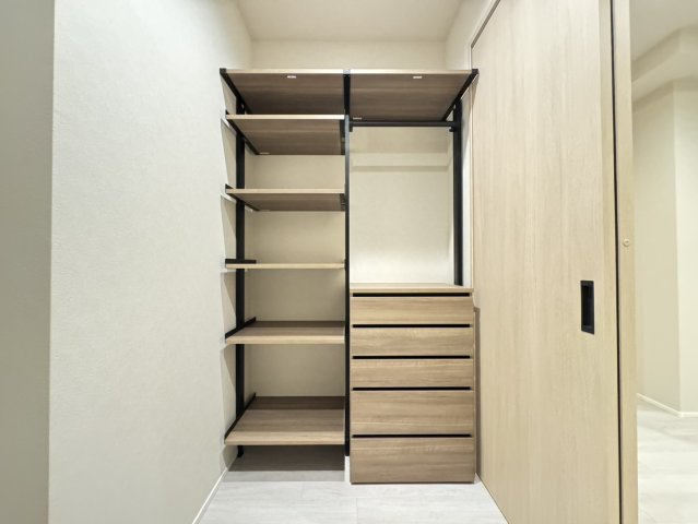 寝具や衣類がまとめてしまえる、ウォークインクローゼット。外で干した布団や洋服をそのまま収納できて便利です。