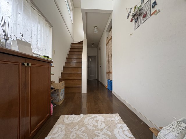 玄関から奥へと続くホールは、視線が抜ける設計で明るく開放的な印象。階段まわりもゆとりがあり、家族の動線がスムーズです。窓から自然光が入り、日中は照明に頼らず快適に過ごせる空間となっています。