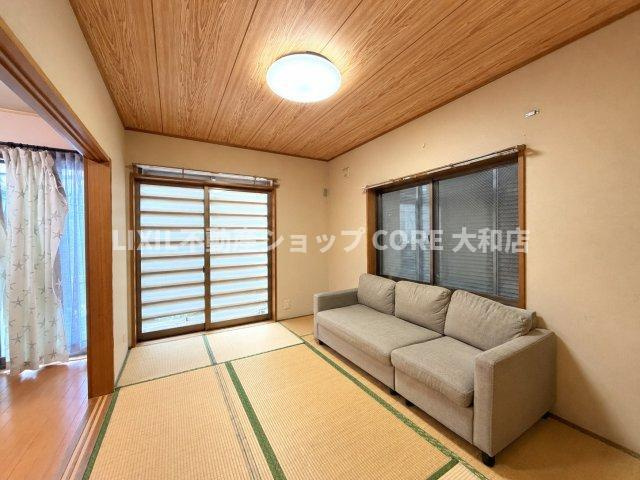来客時や一息つきたいときなどに利用できる用途多様な空間の和室がございます。　