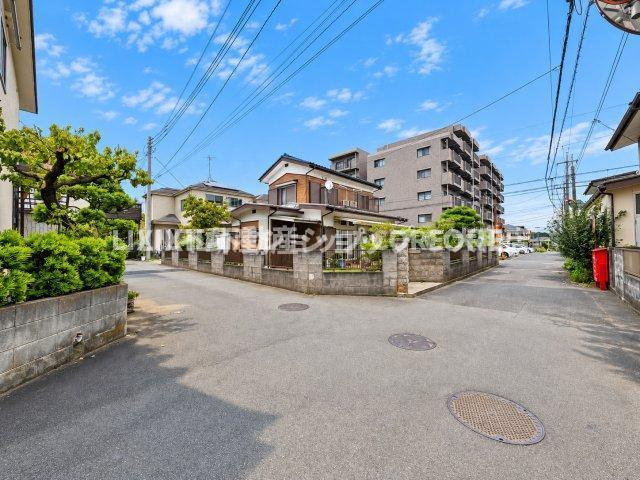 前面道路は閑静な住宅地をはしる車通りの少ない道路。お車の出し入れが苦手なママや小さなお子様にも安心　