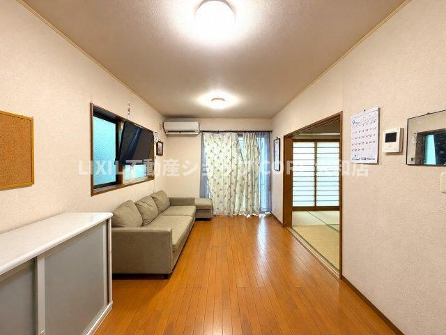 光溢れる安らぎの空間。キッチンとも一体感も演出しご家族との会話も弾みます。　