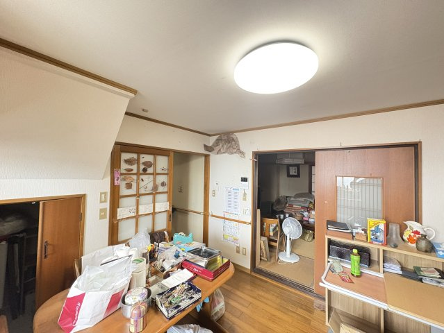 木の温もりを感じるダイニングは、家族の食卓や団らんの場として活躍する空間です。隣接する和室とつながっており、開放的に利用できる間取りも魅力。採光も良く、日中は明るく心地よい雰囲気に包まれます。　