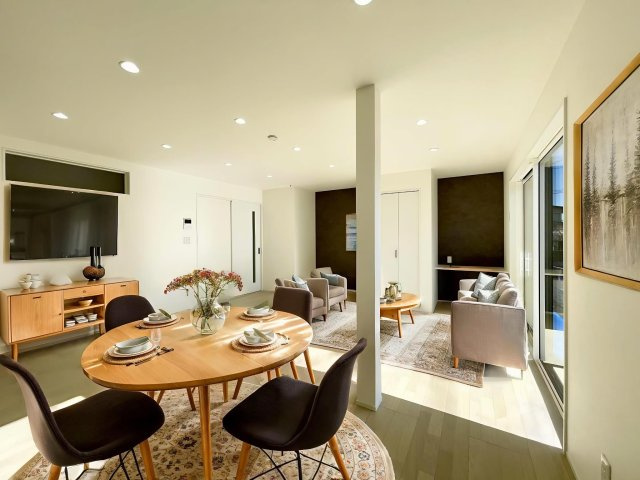 対面式のキッチンが特徴のLDK！リビングの様子を見ながら料理ができお子様のいるご家庭でも安心です♪　※　CGで家具を配置しています