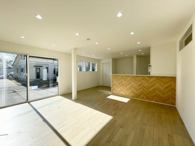 対面式のキッチンが特徴のLDK！リビングの様子を見ながら料理ができお子様のいるご家庭でも安心です♪