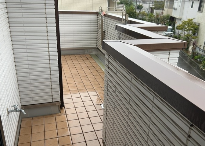 太陽の光がたっぷりと注ぐ南面バルコニーです。洗濯物や布団を干す際にも十分なスペースを確保しており、風通しも良好。開放的な眺めを楽しみながらリフレッシュできる心地よい外部空間となっております。