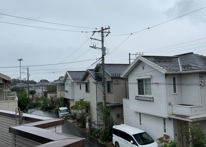 周辺は第一種低層住居専用地域に指定されており、高い建物が建ちにくい静かな住環境です。バルコニーや窓からは空が広く感じられる開放的な景色が広がり、周囲とゆとりある間隔が保たれた心地よい立地となります。