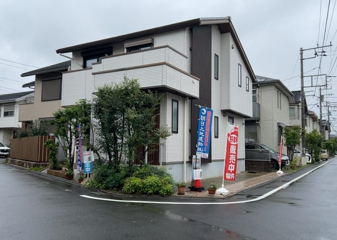 南側・東側ともに6.0m幅の公道に面した角地物件です。角地ならではの開放感と通風の良さが魅力で、車の出し入れもスムーズ。前道が広いため見通しも良く、お子様の通学時なども安心感のある道路環境です。