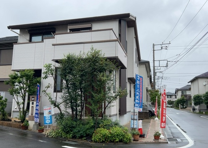 整然とした街並みが広がる開発分譲地内の一角です。前面道路は幅員6.0mと十分なゆとりがあり、交通量も少なめのため静かな住環境が保たれています。相模原市立双葉小学校まで徒歩10分（約755m）の立地。
