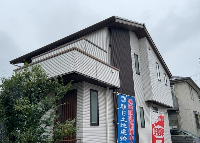 建物面積111.50平米、土地面積121.50平米のゆとりある敷地です。南東角地のため陽当り・通風ともに良好で、開放感ある暮らしが叶います。2015年築の木造2階建てで、現況は空家につき即内覧可能です