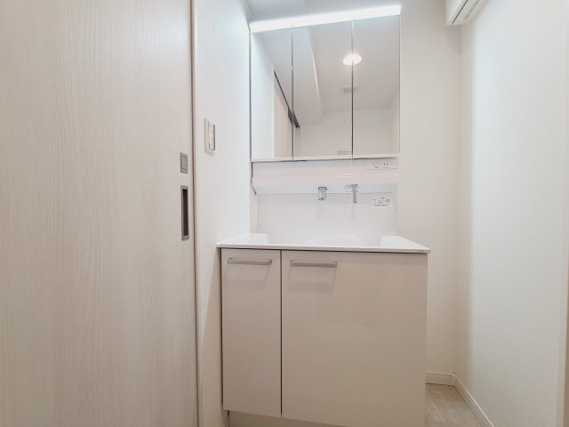 【新品】清潔感のあるプライベート空間は、身だしなみチェックや肌のお手入れに便利です。