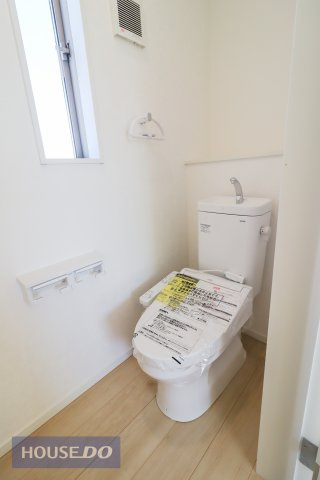 【トイレ】温水洗浄暖房便座付き。窓付きのトイレスペース。換気環境も良好です。