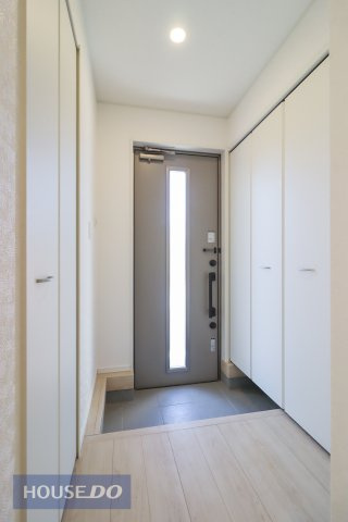 【玄関】ゆったりと明るい玄関がご家族や来客をお出迎え。機能的な大型シューズボックスは長物もしっかりと収納できます。