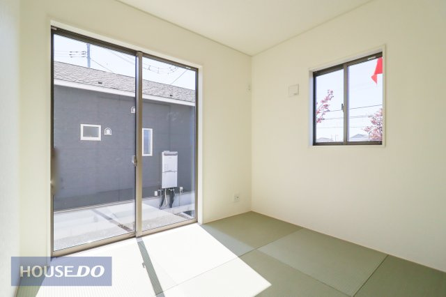 【和室】座ったり寝転んだりと、ゆったりくつろげる快適空間。クッション性があるので、お子様の遊び場としても重宝しますね♪