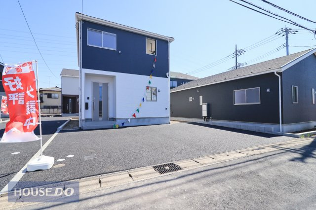 【駐車スペース】広々カースペースを確保しました！来客用としても重宝しますね。家族の出かける時間が異なっても安心です。