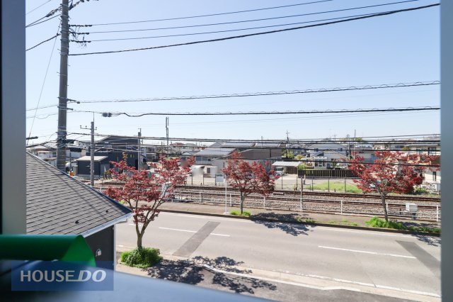 【建物からの眺望】バルコニーからの景色。十分な間隔が確保されております。