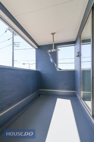 【バルコニー】広々バルコニーでお布団や洗濯物がたくさん干せるだけでなく、周囲の視線を気にせずにプライベートな時間を過ごすリラックス空間としても使えますね♪