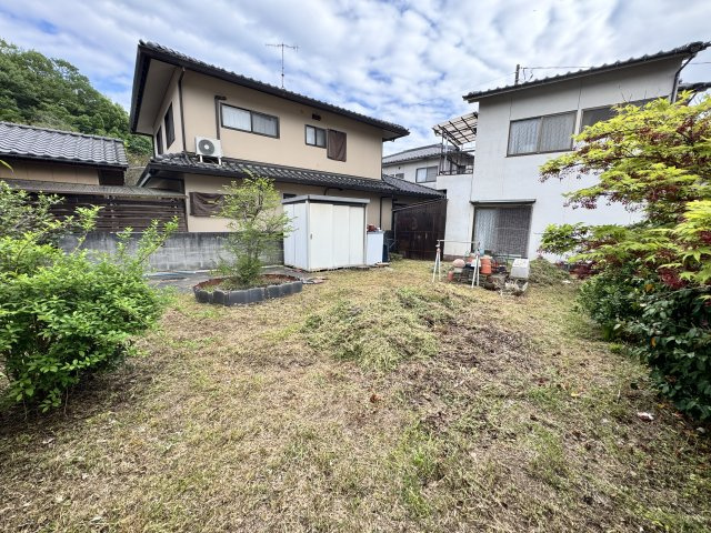 現地では敷地形状や周辺環境をご確認可能。お好きなハウスメーカー・工務店で建築可能。広い庭や家庭菜園スペース、複数台駐車スペースなどを取り入れたゆとりある住まいづくりをご検討いただけます。