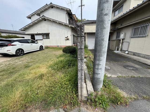 建築計画を立てる際に参考となる隣地との位置関係や敷地境界をご確認いただけます。周辺環境もご覧いただくことで新生活を具体的にイメージできます。建築条件はなく現況建物は売主負担で解体し更地でのお引渡しです