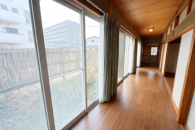 大きな掃き出し窓が並ぶ明るい廊下は、自然光をたっぷり取り込む心地よい空間。外の景色を感じながら移動でき、閉塞感を感じさせません。各和室へとつながる動線もスムーズで、住まい全体にゆとりを与えています。