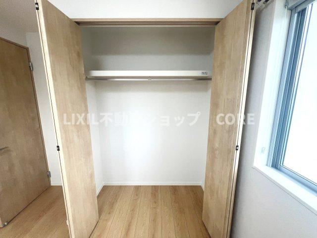 奥行きもあるので、収納ボックスをそのままクローゼットの中へ。部屋にものが出ずスッキリ。
