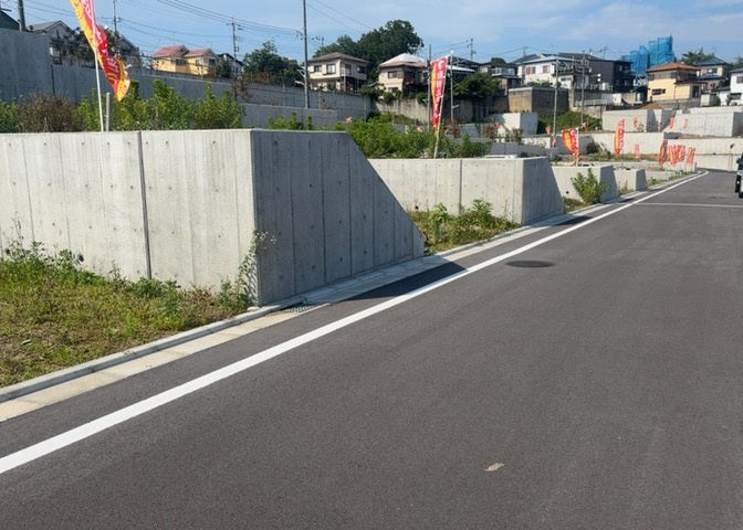 土地の形が極端に長細かったり、狭小地、あるいは道路との高低差がある傾斜地だった場合、後々売ろうとしても買い手がつかない場合もあります。後々、売却することになった時に価値の下がらない土地を選びましょう。