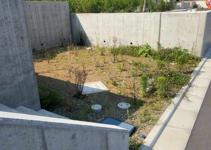 土地の面積＝住宅面積ではありません。建ぺい率の問題などで、土地のある場所によって住宅を建てられる面積は限られています。高さもしかり、「土地」という言葉の中には、建築条件も含まれると考えておきましょう。