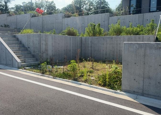現地に行くなら、物件の周囲の地形がどうなっているかを見ることも大切です。周辺より低くなっている土地では、大雨などで水が集まりやすいため、地盤が弱くなっているということも考えられるため、注意が必要です。