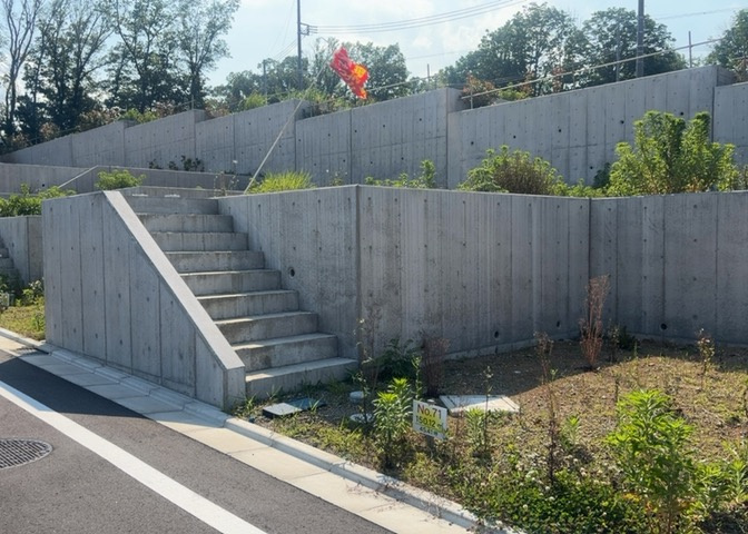 隣家の土地はどうなっているのか、生活利便施設が近くにあるのか、学校まで近いかなど、お客様のライフスタイルにあわせたイメージが重要です。また、近くにあると困る施設が近くにないかも確認するといいでしょう。