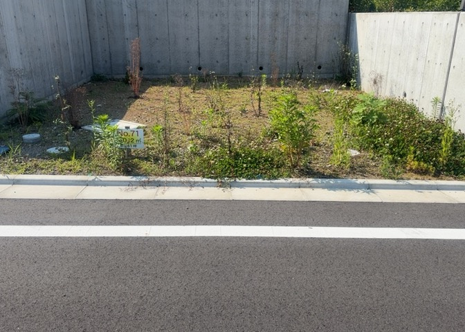 土地購入を検討されている場合、境界杭がない状態で購入してしまうと境界確定測量をする必要があり、費用がかかります。購入の前に、売主、隣土地所有者立ち合いのもと境界を確定し境界杭を設置するのがベストです。