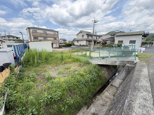 前面道路はゆとりがあり、車の出入りもしやすい環境。南側接道のため陽あたりが良く、明るい住まいづくりをご検討いただけます。約93坪の広さを活かして、駐車スペースやお庭を確保したゆとりある建築プラン可能。