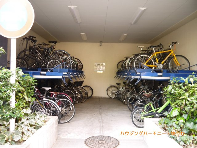 屋根付きの駐輪場となっていますので、雨の日でも大切な自転車が濡れずに済みます。