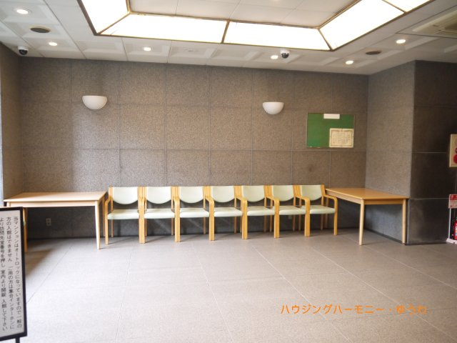 清潔感と歓迎感があるエントランスホールとなります。