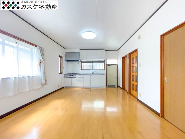 南向きの窓から温かな陽光が降り注ぐリビングは、家族が自然と集まる開放的な空間です。2012年のリフォームで内装を一新しており、大切に使われてきた室内は、新しい生活を始めるにふさわしい清潔感があります