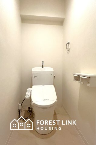 すっきりとしたデザインのトイレ空間。2連ホルダーで予備ホルダーが完備出来て安心です。　