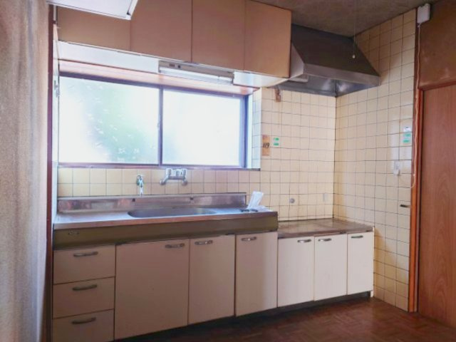 吊戸棚やシンク下にも収納があるので調理器具や調味料などもスッキリ片付けられます。