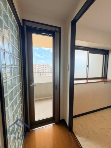 【勝手口】毎日の洗濯がグッと楽になる、こだわりの家事動線！　洗面所からバルコニーへ直接出られる勝手口を備えた、毎日の家事をサポートする大変便利な間取りです。　