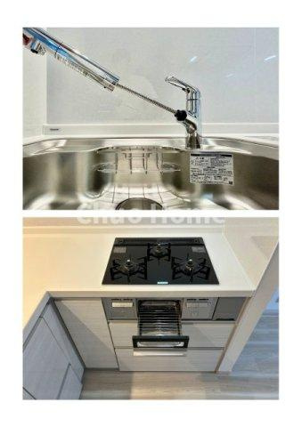 【キッチン水栓】キッチン水栓はシャワーヘッドが伸びますのでシンクの隅々まで届きます。【三ツ口コンロ】奥様に好評な三ツ口コンロと魚焼きグリルです。