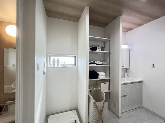 収納充実しているのでタオルや洗剤ストックがたくさん置けます。