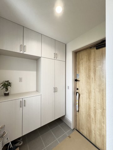 明るく開放的な内玄関